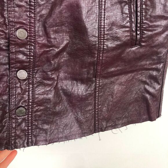 Blank NYC Red Faux Leather Snap Front Mini Skirt Women's Size 27 Raw Hem Pockets - Picture 3 of 7